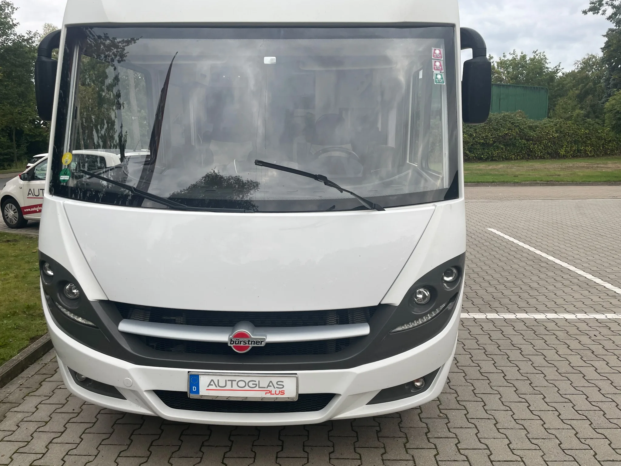 Bürstner Wohnmobil mit großer Frontscheibe bei Autoglas Plus