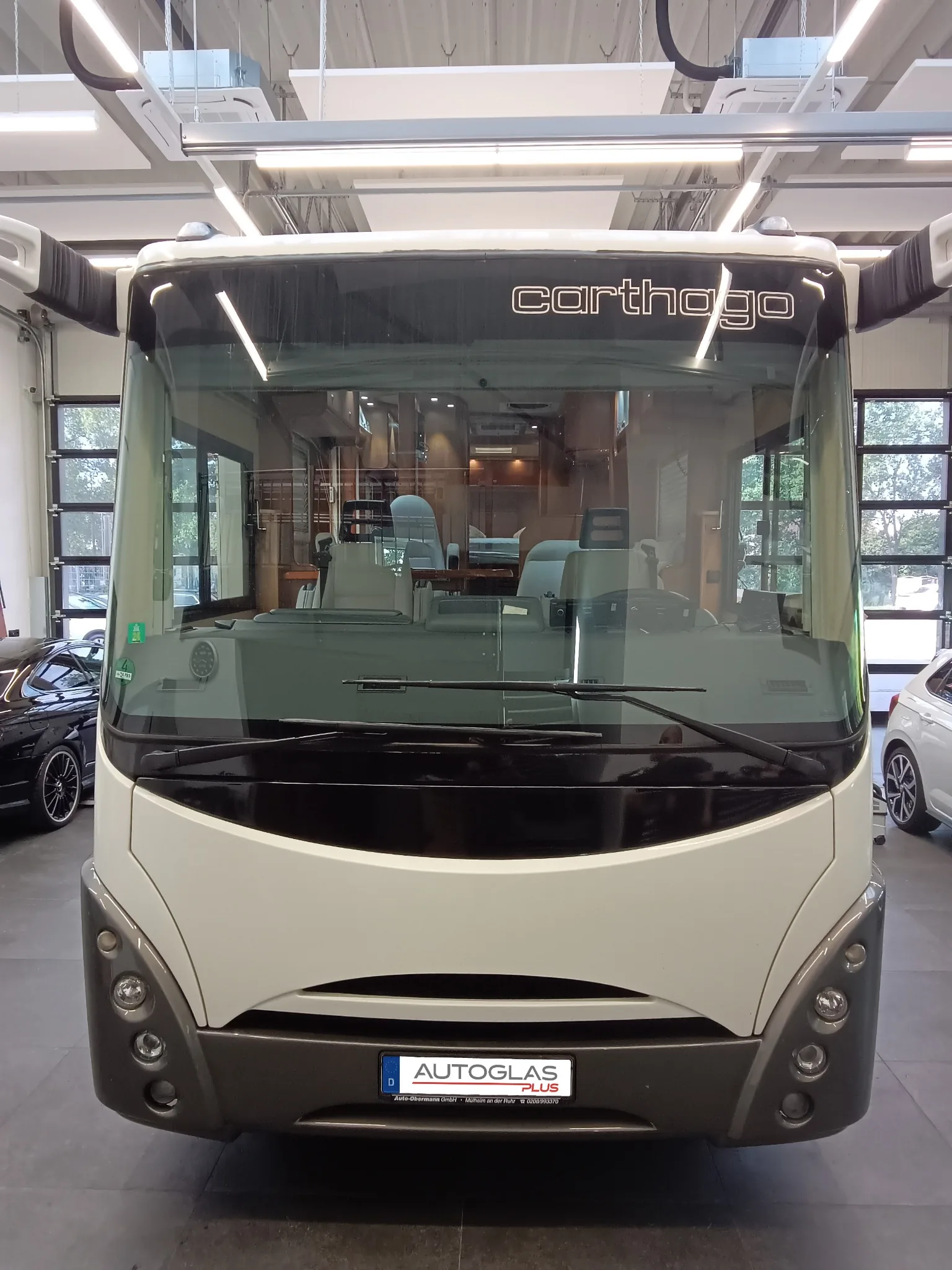 Carthago Liner Wohnmobil mit großer Frontscheibe bei Autoglas Plus