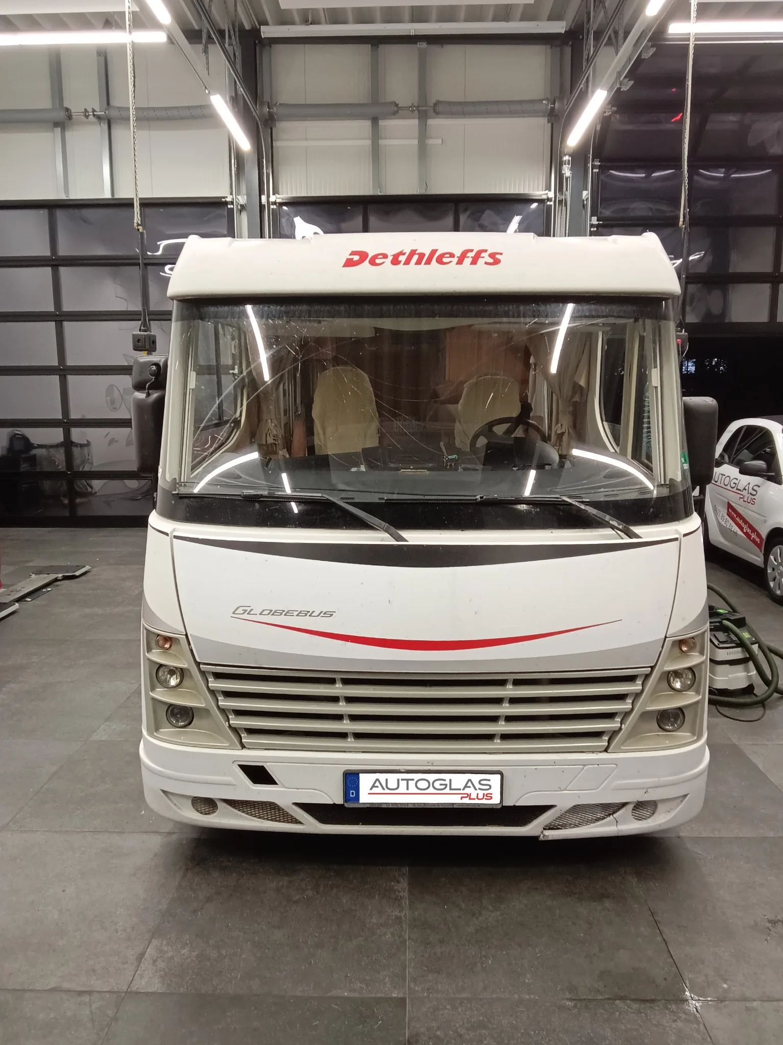 Dethleffs Globebus Wohnmobil mit beschädigter Frontscheibe bei Autoglas Plus