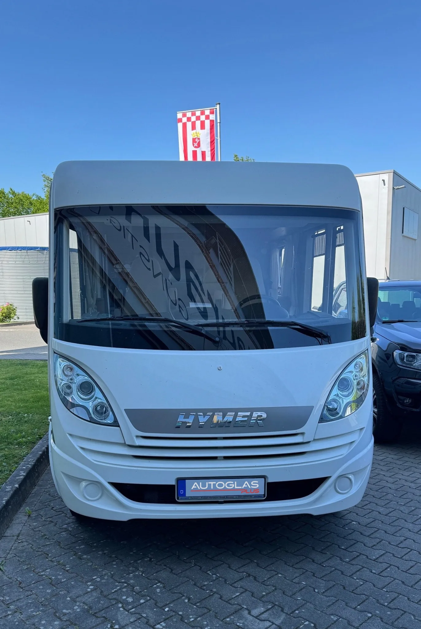 Hymer Exsis Wohnmobil mit großer Frontscheibe bei Autoglas Plus